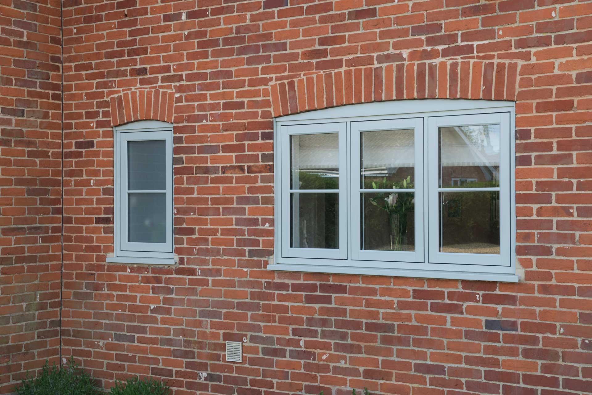 R7 windows exterior view