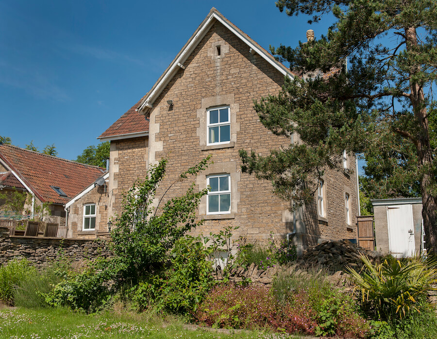 white casement house deceuninck